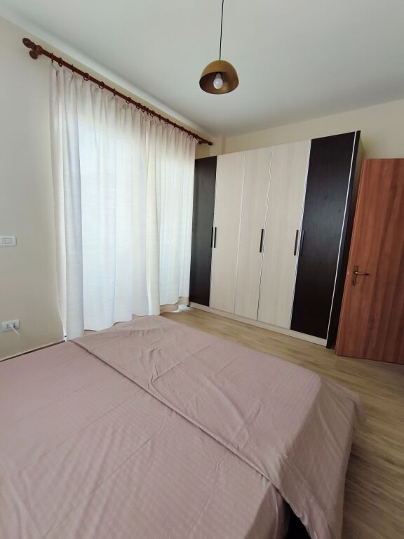 Apartament Modern 2+1, i Rinovuar Plotësisht, 15 Minuta nga Qendra e Qytetit, Parkim Falas