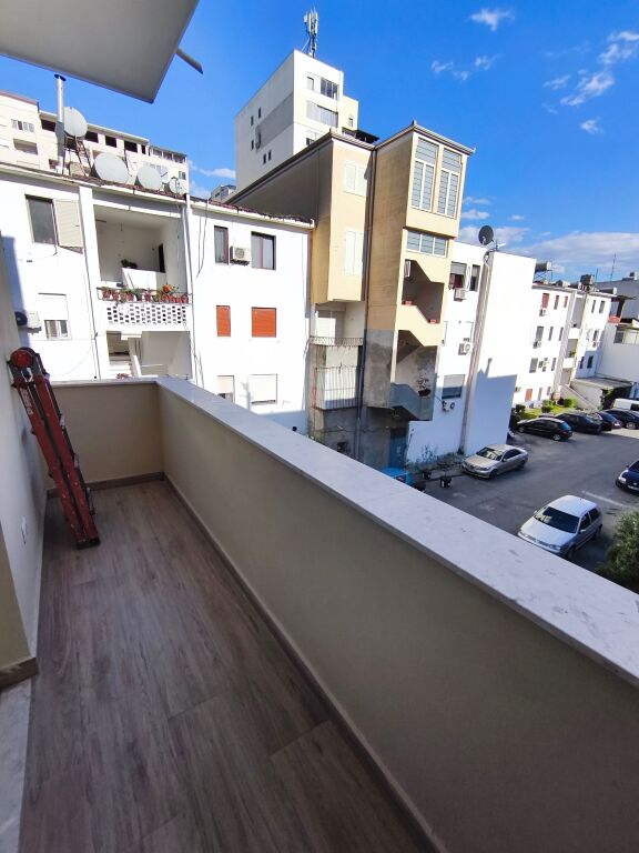 Apartament Modern 2+1, i Rinovuar Plotësisht, 15 Minuta nga Qendra e Qytetit, Parkim Falas