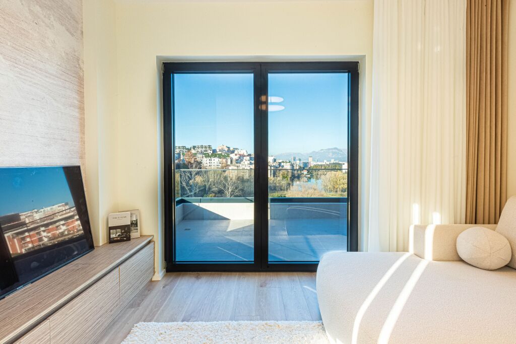 💫 94m² Perfeksion me Oxhak, Tarracë &amp; Verandë! 💥 Shitet Penthouse 1+1 Luxury P.2025 - Mbi 50K Investim &amp; Pamje Ballore (📍LIQENI THATË - RADISSON 🏢