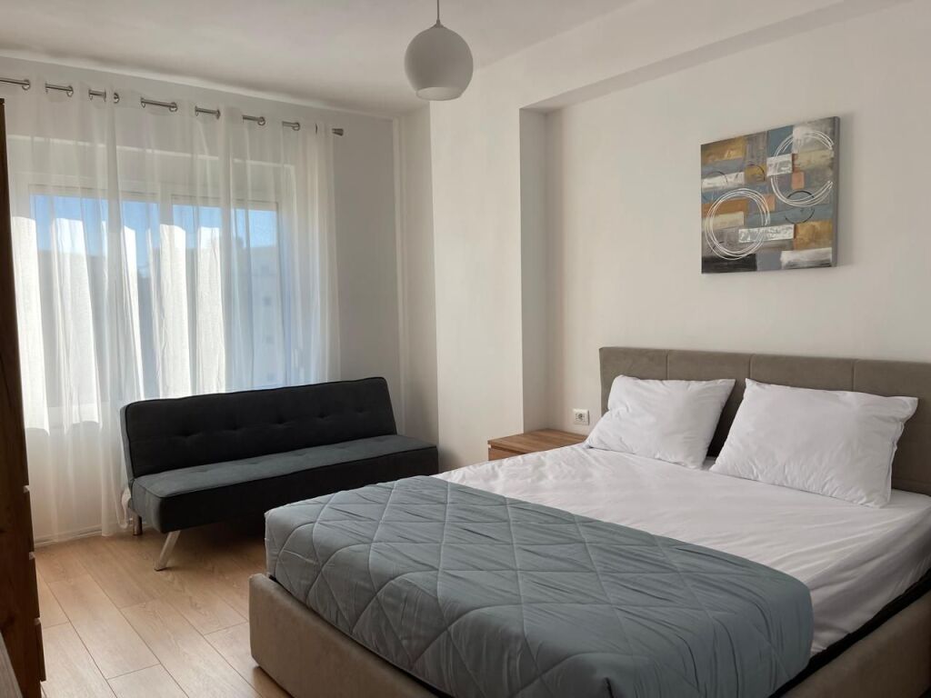Jepet me Qera Apartament 2+1+2 Ne Plazh Hekurudha
