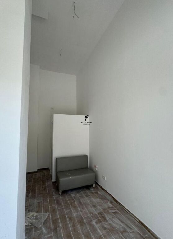 SHOP FOR RENT 20 M2 DON BOSKO 35,000 LEKE  FH-72075