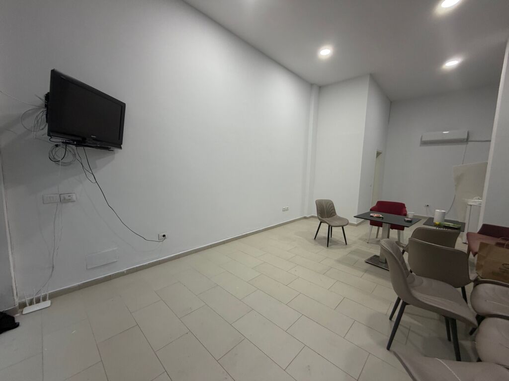Ambjent me qera,45 m2,te radisoni liqeni i thate,500 euro