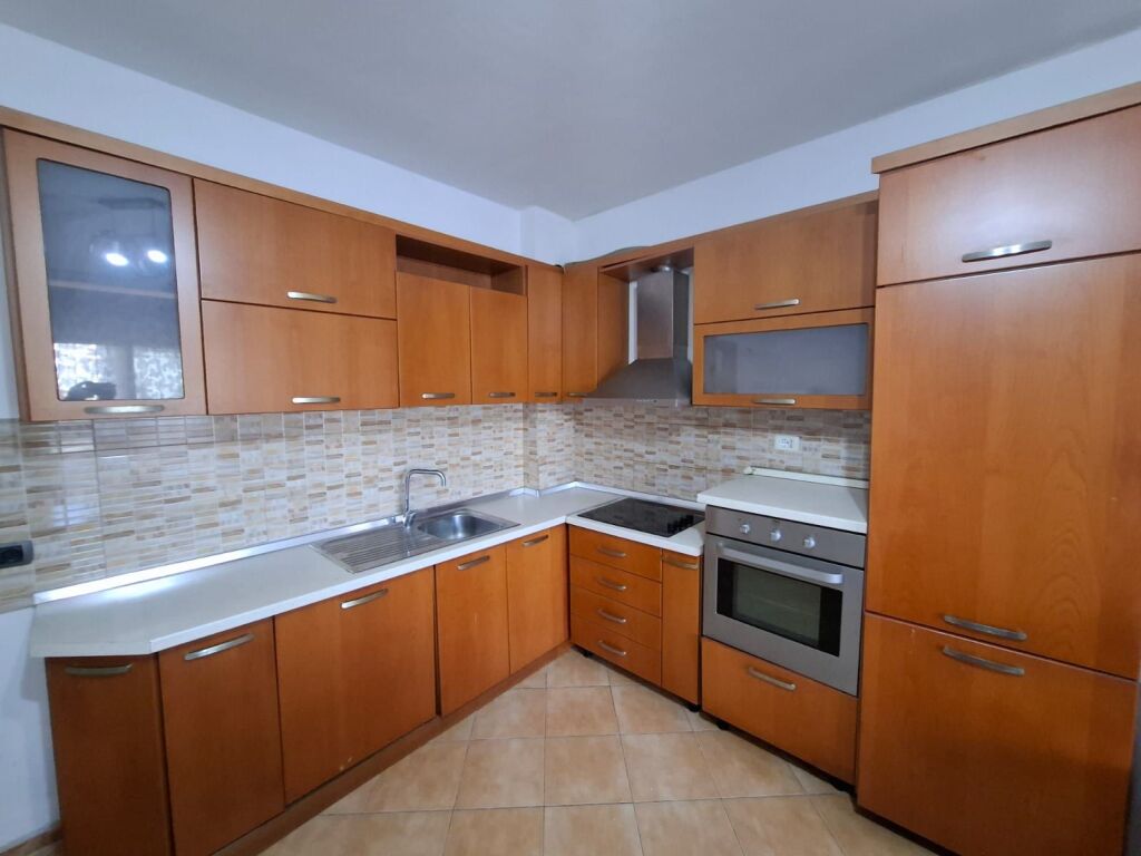 Jepet me Qera Apartament 1+1 Ne Qender te Durrsit