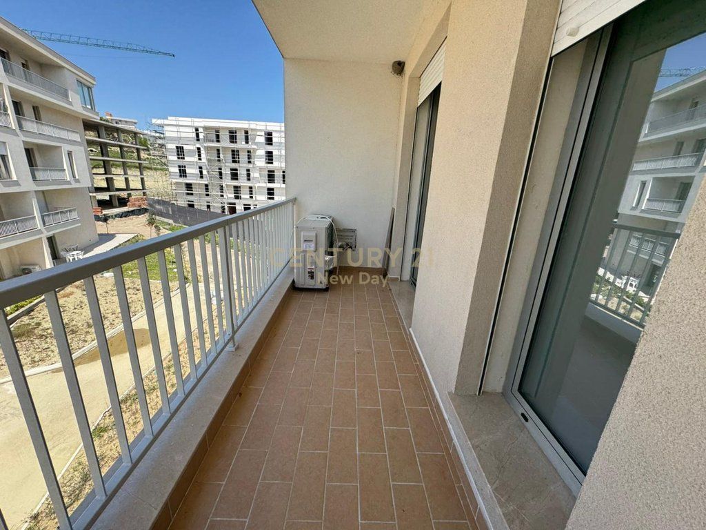 Jepet me Qira Apartament 2+1+2T Plus Post Parkimi ne Rezidencen Dyrrakium 1200€ | 100 m²