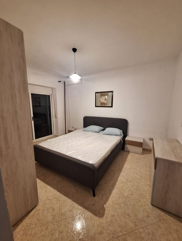 Apartament 2+1 me qera, qender, rr Kavajes 60 000 lek