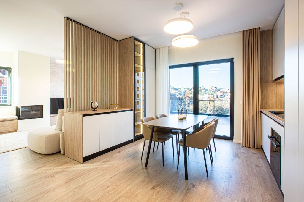 💫 94m² Perfeksion me Oxhak, Tarracë &amp; Verandë! 💥 Shitet Penthouse 1+1 Luxury P.2025 - Mbi 50K Investim &amp; Pamje Ballore (📍LIQENI THATË - RADISSON 🏢