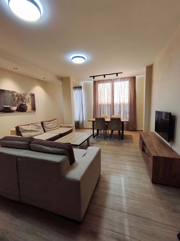 Apartament Modern 2+1, i Rinovuar Plotësisht, 15 Minuta nga Qendra e Qytetit, Parkim Falas