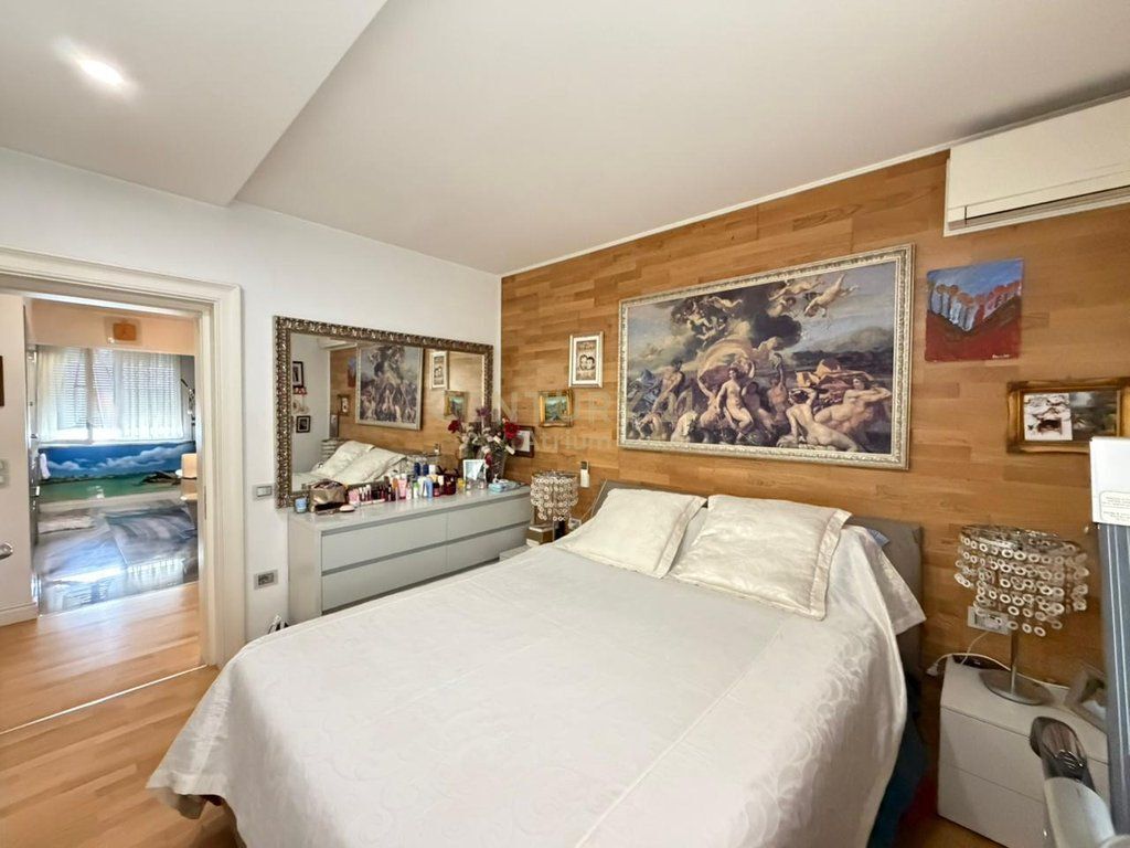 VENDESI APPARTAMENTO 3+1 + 2 BAGNI + GARAGE NEL COMUNE DI PARIGI