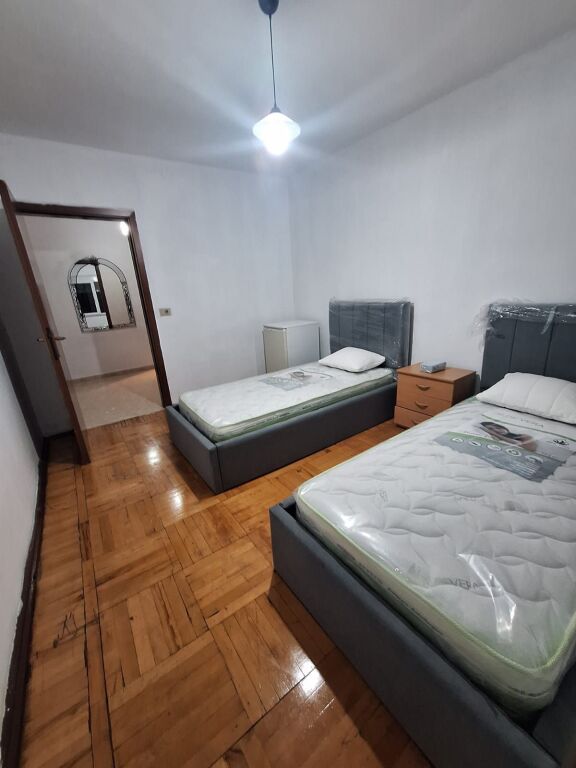 Apartament 2+1 me qera, qender, rr Kavajes 60 000 lek