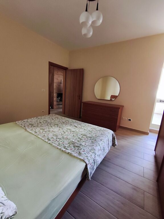 Apartament Modern 2+1, i Rinovuar Plotësisht, 15 Minuta nga Qendra e Qytetit, Parkim Falas