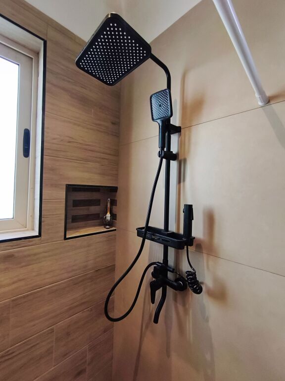 Apartament Modern 2+1, i Rinovuar Plotësisht, 15 Minuta nga Qendra e Qytetit, Parkim Falas
