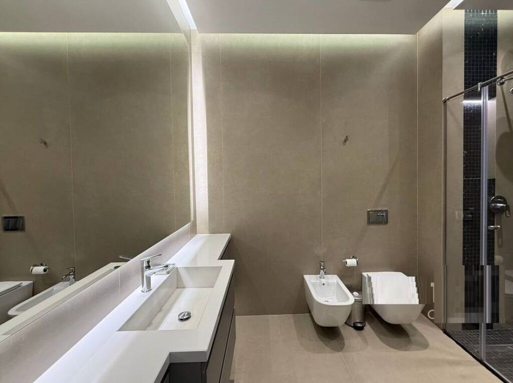Japim me qira apartament 1+1 tek Square 21,ne Rrugen e Kavajes! 900 € /Muaj