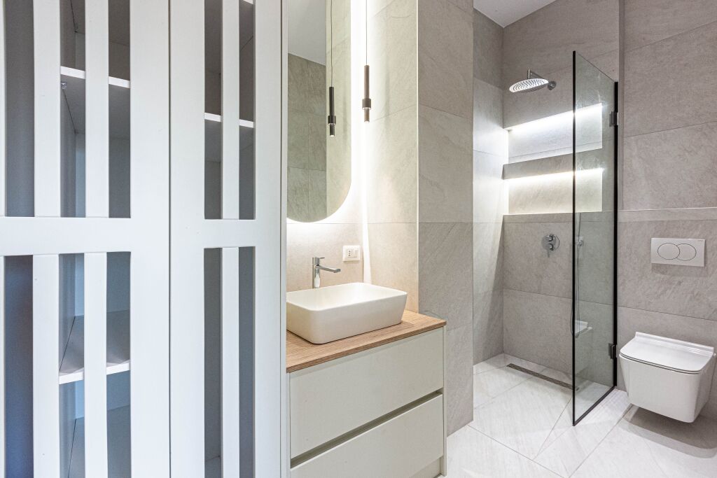 💫 94m² Perfeksion me Oxhak, Tarracë &amp; Verandë! 💥 Shitet Penthouse 1+1 Luxury P.2025 - Mbi 50K Investim &amp; Pamje Ballore (📍LIQENI THATË - RADISSON 🏢