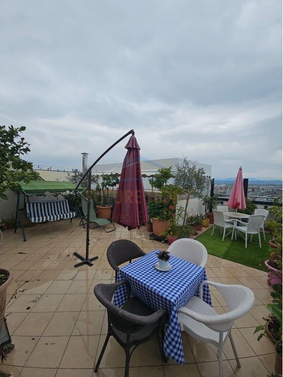 Shitet Penthouse, Rruga Portit, Durres