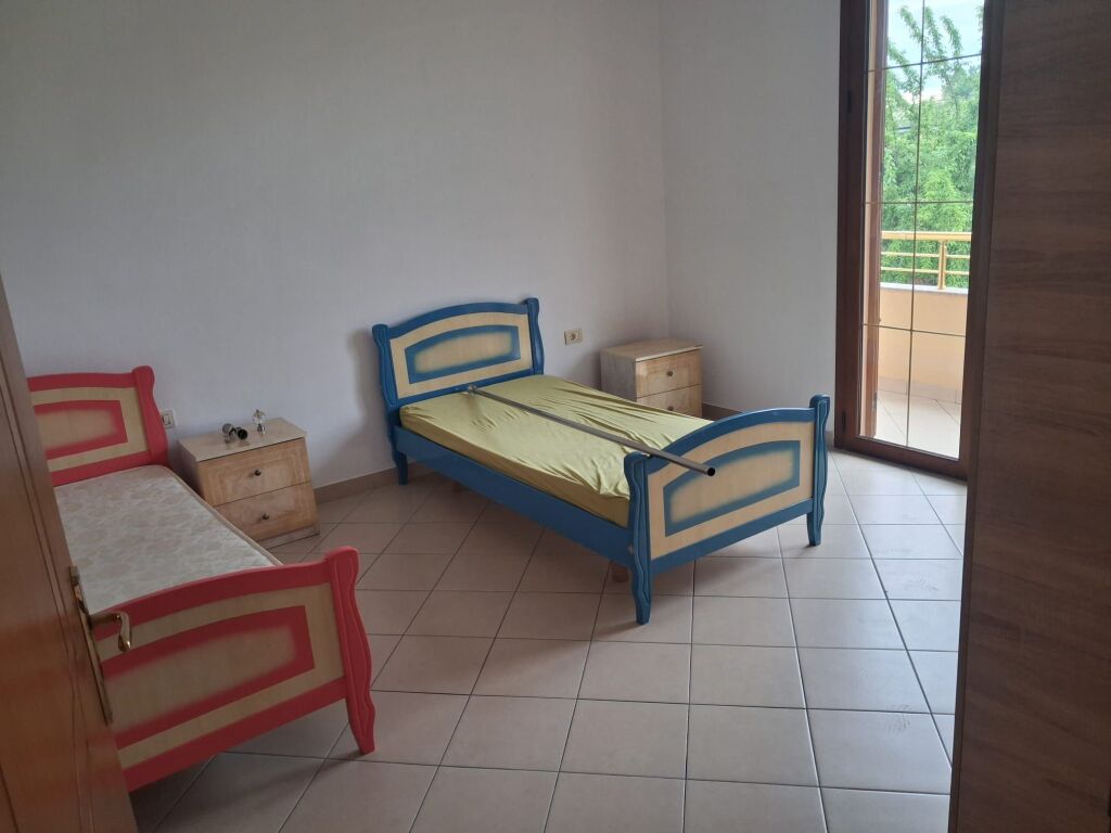 Affitto | Shtëpi private 2 + 1 | Laprakë | 400 €/mese