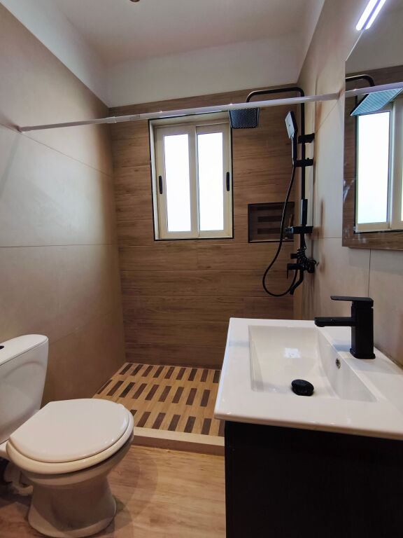 Apartament Modern 2+1, i Rinovuar Plotësisht, 15 Minuta nga Qendra e Qytetit, Parkim Falas