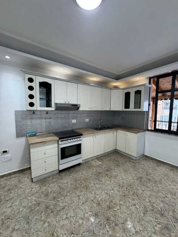 APARTAMENT 3+1+2 ME QIRA PRANE PALLATIT ME SHIGJETA
