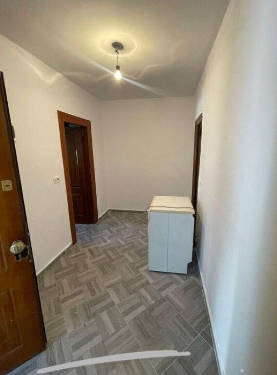 Shitet, Apartament 1+1+Ballkon , Nisharaku/ Rruga Irfan Tomini , Tirane.