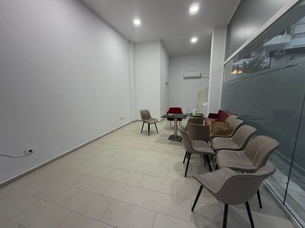 Ambjent me qera,45 m2,te radisoni liqeni i thate,500 euro