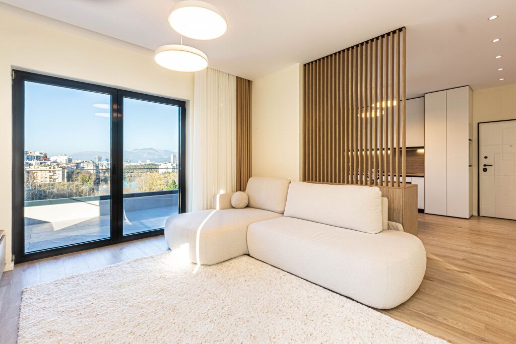 💫 94m² Perfeksion me Oxhak, Tarracë &amp; Verandë! 💥 Shitet Penthouse 1+1 Luxury P.2025 - Mbi 50K Investim &amp; Pamje Ballore (📍LIQENI THATË - RADISSON 🏢