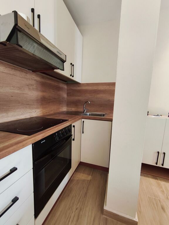 Apartament Modern 2+1, i Rinovuar Plotësisht, 15 Minuta nga Qendra e Qytetit, Parkim Falas