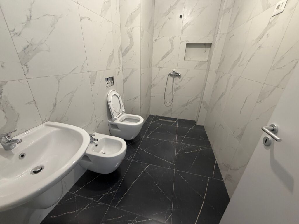 1+1,i mobiluar laprake te E88,500 mije leke