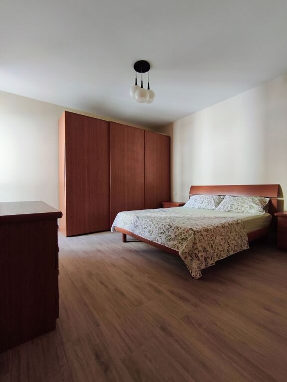 Apartament Modern 2+1, i Rinovuar Plotësisht, 15 Minuta nga Qendra e Qytetit, Parkim Falas