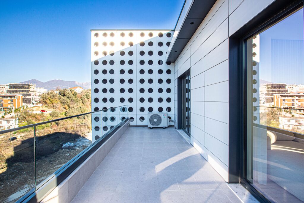 💫 94m² Perfeksion me Oxhak, Tarracë &amp; Verandë! 💥 Shitet Penthouse 1+1 Luxury P.2025 - Mbi 50K Investim &amp; Pamje Ballore (📍LIQENI THATË - RADISSON 🏢