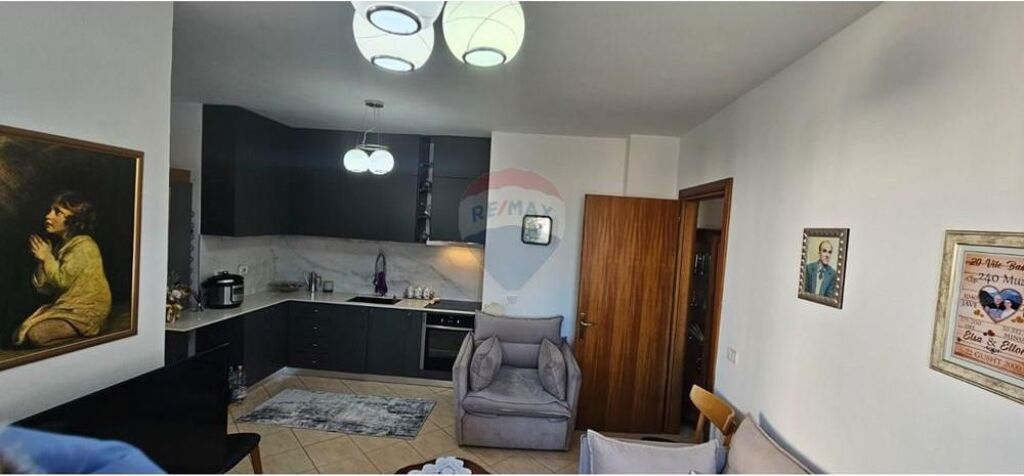 Shitet apartament 1+1 pranë shkollës “Mihal Grameno” 🏡