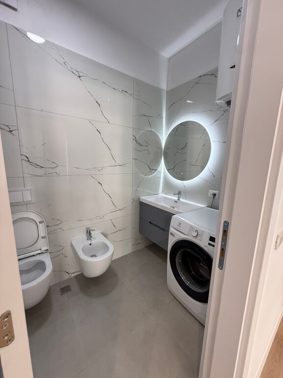 Tirane, jap me qera apartament 2+1+2 tualete+ Ballkon Kati 6, 90 m², 49.000 Lekë (Univers City)