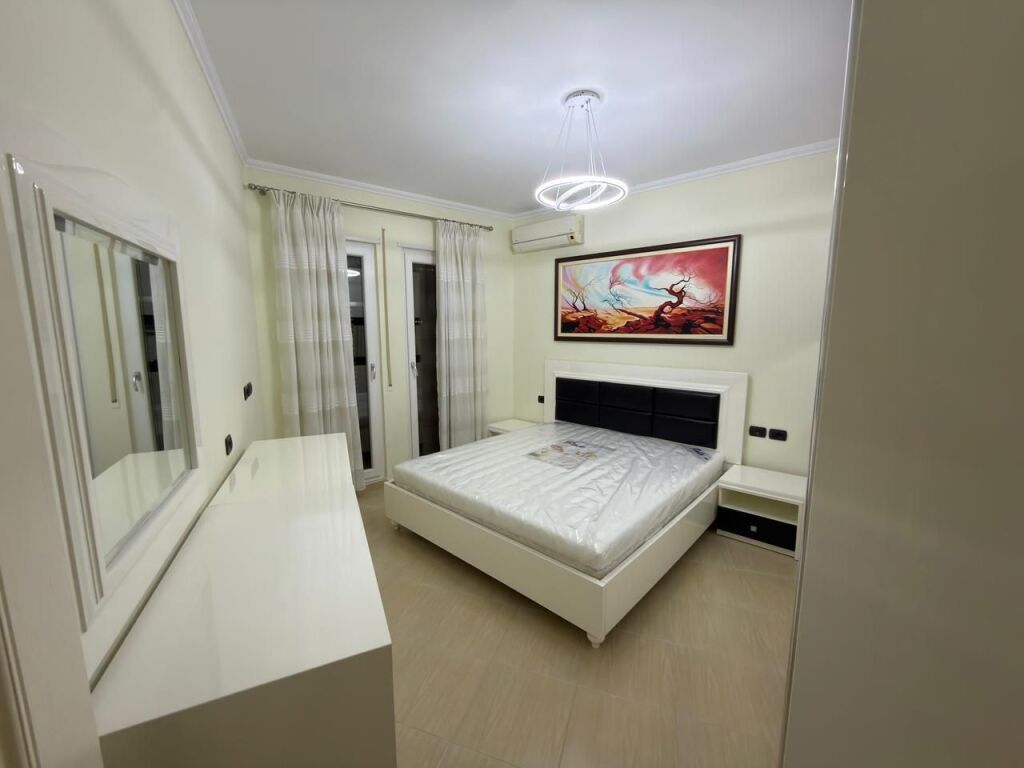Apartment 1+1 with balcony for rent in the 21 Dhjetori area.