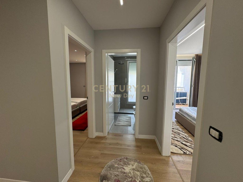 Jepet me Qira Apartament 2+1+2T Plus Post Parkimi ne Rezidencen Dyrrakium 1200€ | 100 m²