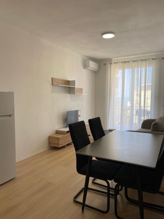 Jepet me Qera Apartament 2+1+2 Ne Plazh Hekurudha