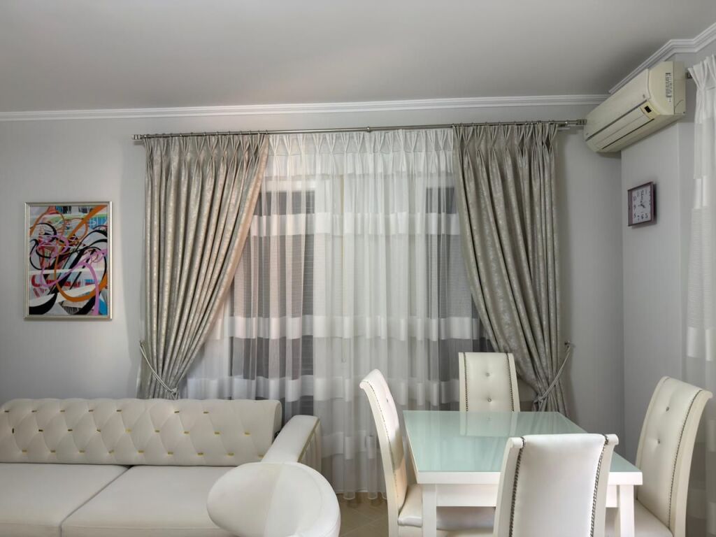 Apartment 1+1 with balcony for rent in the 21 Dhjetori area.