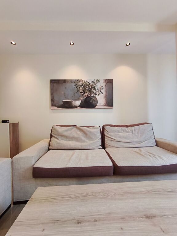 Apartament Modern 2+1, i Rinovuar Plotësisht, 15 Minuta nga Qendra e Qytetit, Parkim Falas