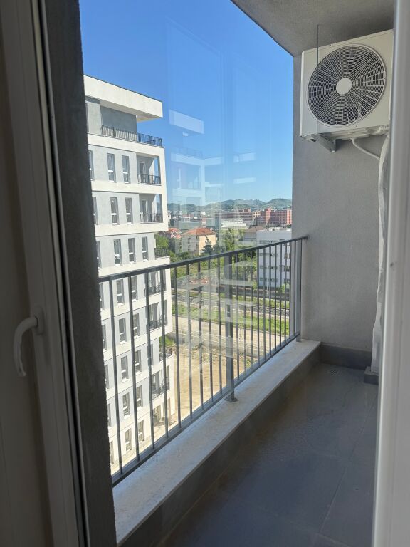 Tirane, jap me qera apartament 2+1+2 tualete+ Ballkon Kati 6, 90 m², 49.000 Lekë (Univers City)