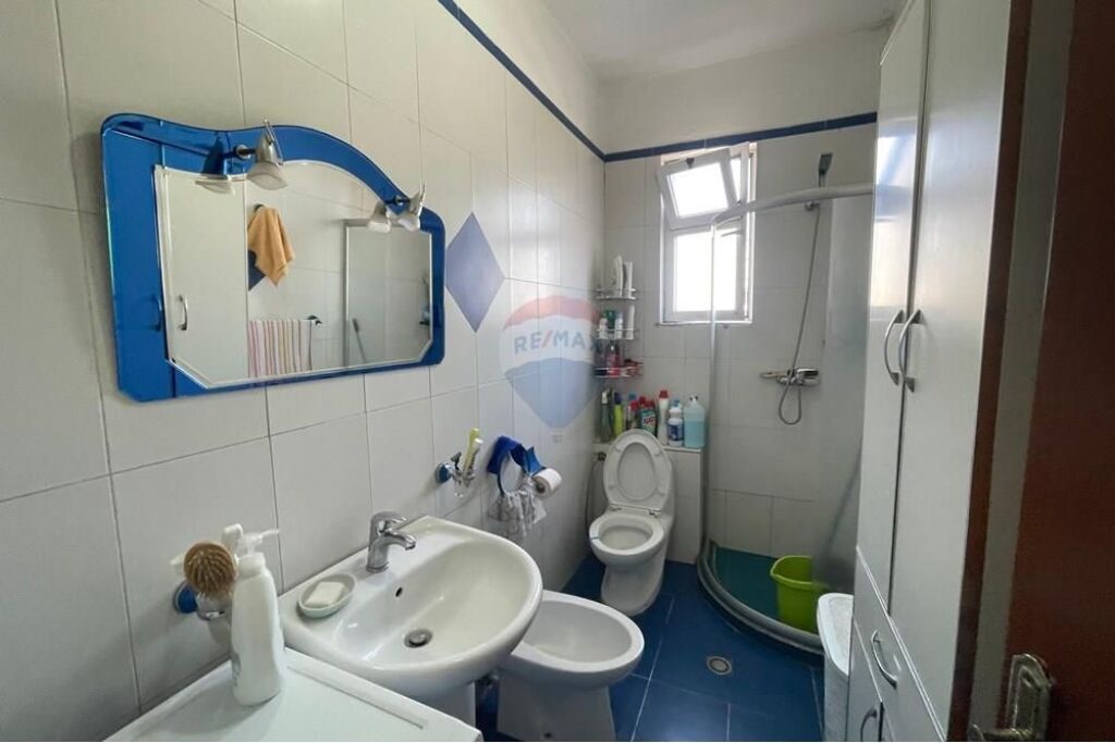 Shitet apartament tek Ish Tregu Elektrik, Tiranë 🏡