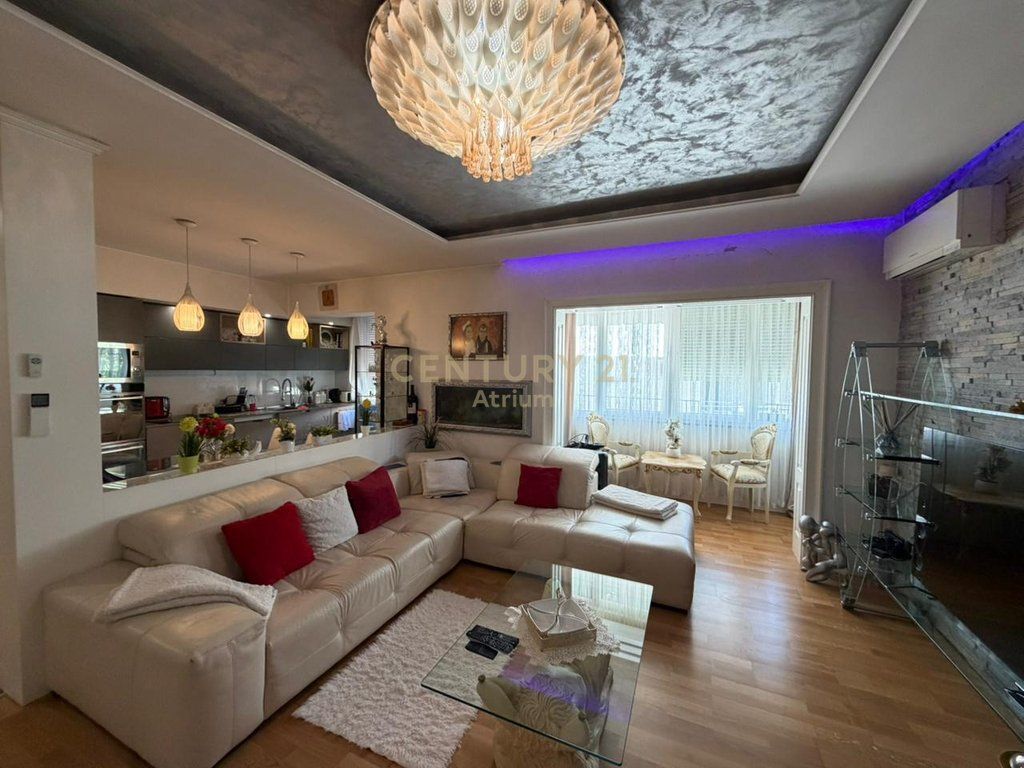 VENDESI APPARTAMENTO 3+1 + 2 BAGNI + GARAGE NEL COMUNE DI PARIGI
