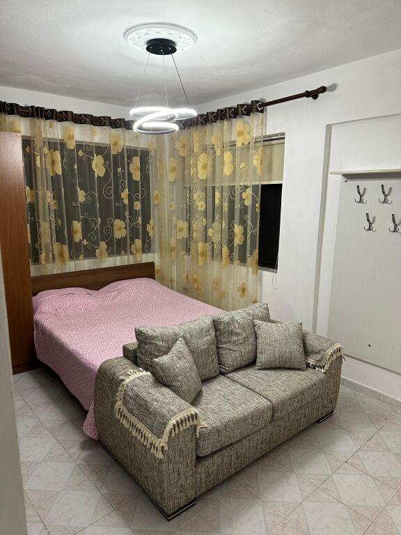 Jepet me qira garsoniere te Komuna e Parisit!