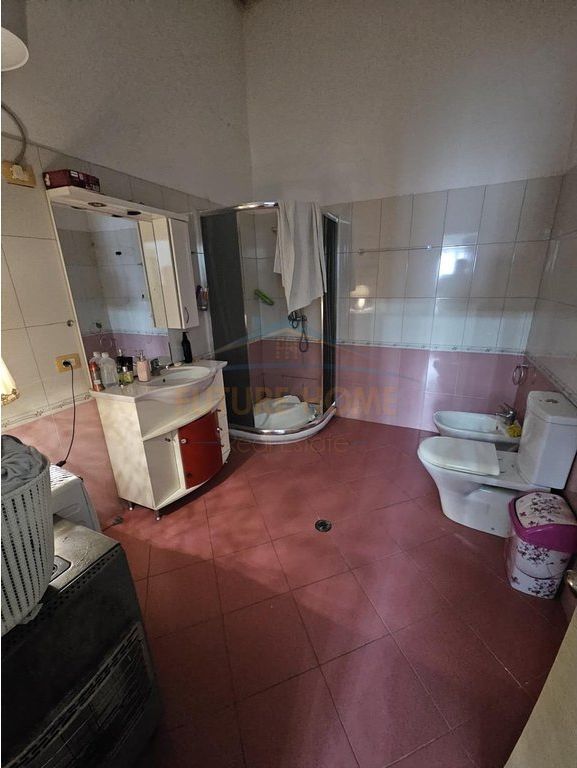 Shitet Penthouse, Rruga Portit, Durres