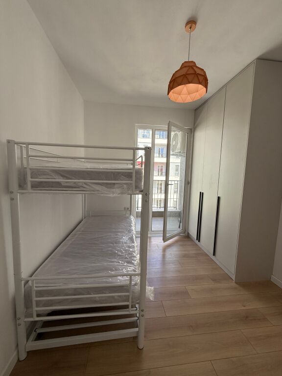 Tirane, jap me qera apartament 2+1+2 tualete+ Ballkon Kati 6, 90 m², 49.000 Lekë (Univers City)