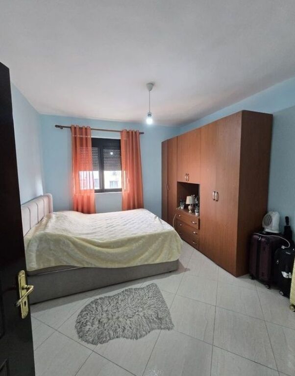 Shitet apartament 1+1 i mobiluar në qendër të Babrrus