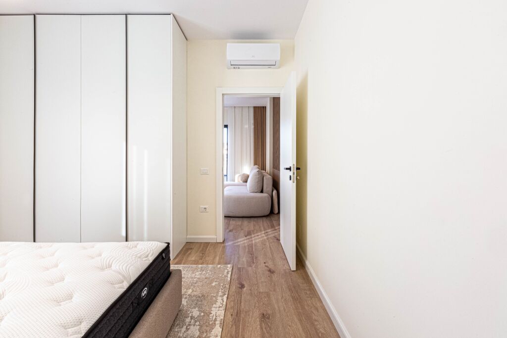 💫 94m² Perfeksion me Oxhak, Tarracë &amp; Verandë! 💥 Shitet Penthouse 1+1 Luxury P.2025 - Mbi 50K Investim &amp; Pamje Ballore (📍LIQENI THATË - RADISSON 🏢