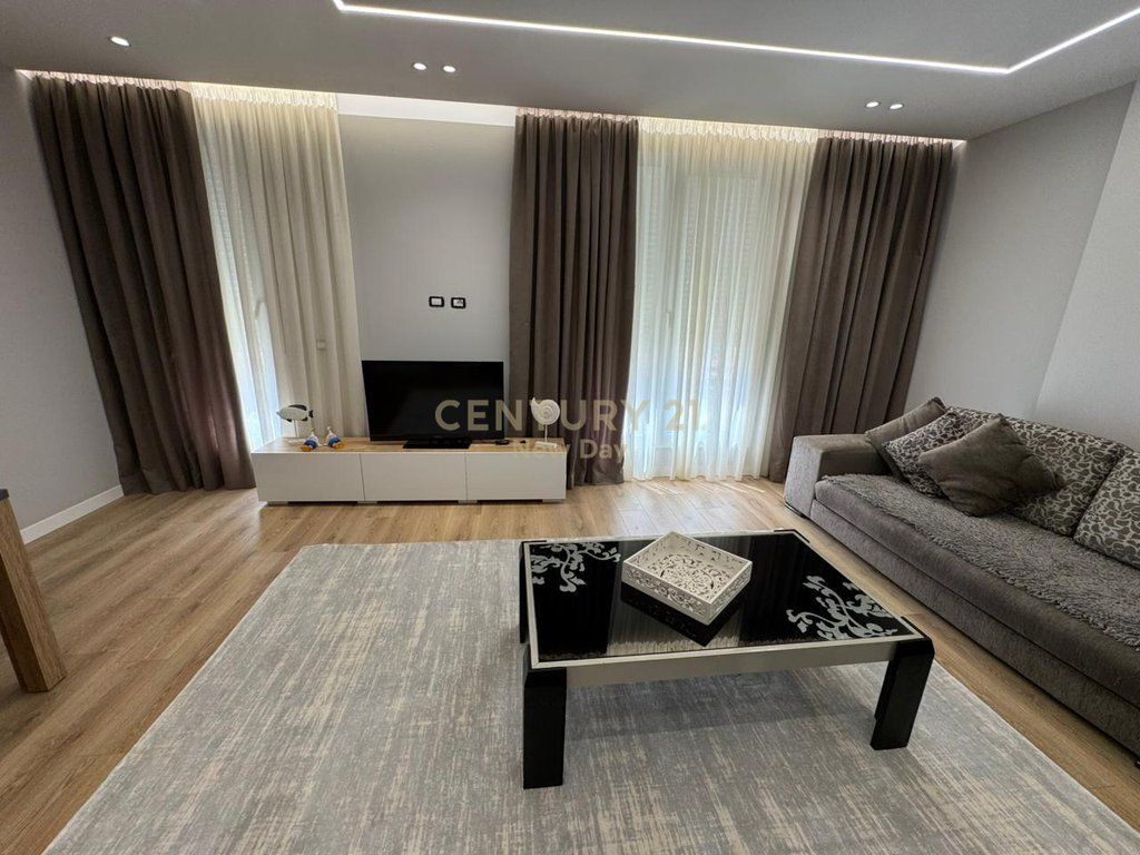 Jepet me Qira Apartament 2+1+2T Plus Post Parkimi ne Rezidencen Dyrrakium 1200€ | 100 m²