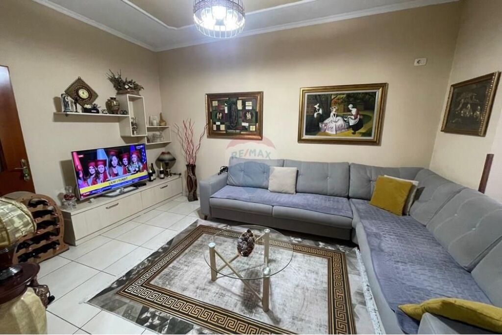 Shitet apartament tek Ish Tregu Elektrik, Tiranë 🏡