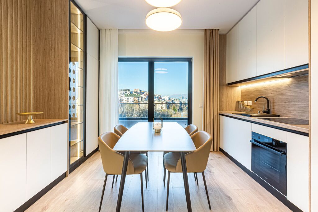 💫 94m² Perfeksion me Oxhak, Tarracë &amp; Verandë! 💥 Shitet Penthouse 1+1 Luxury P.2025 - Mbi 50K Investim &amp; Pamje Ballore (📍LIQENI THATË - RADISSON 🏢