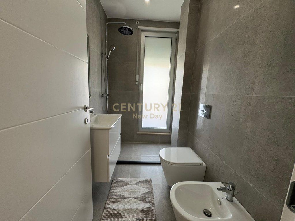 Jepet me Qira Apartament 2+1+2T Plus Post Parkimi ne Rezidencen Dyrrakium 1200€ | 100 m²