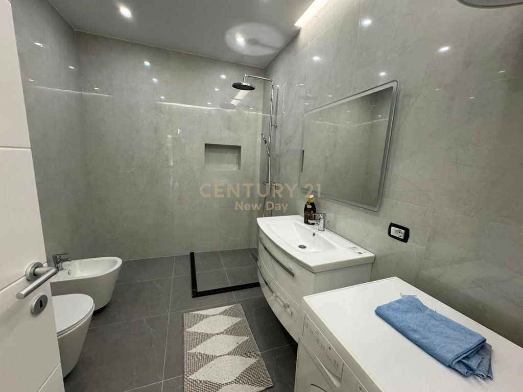 Jepet me Qira Apartament 2+1+2T Plus Post Parkimi ne Rezidencen Dyrrakium 1200€ | 100 m²