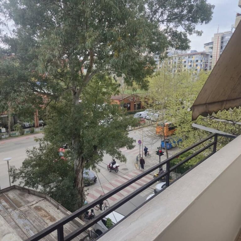 Jepet me qera 2+1 rr7ga Kavajës 50000 lek kat 4 ekzistues  