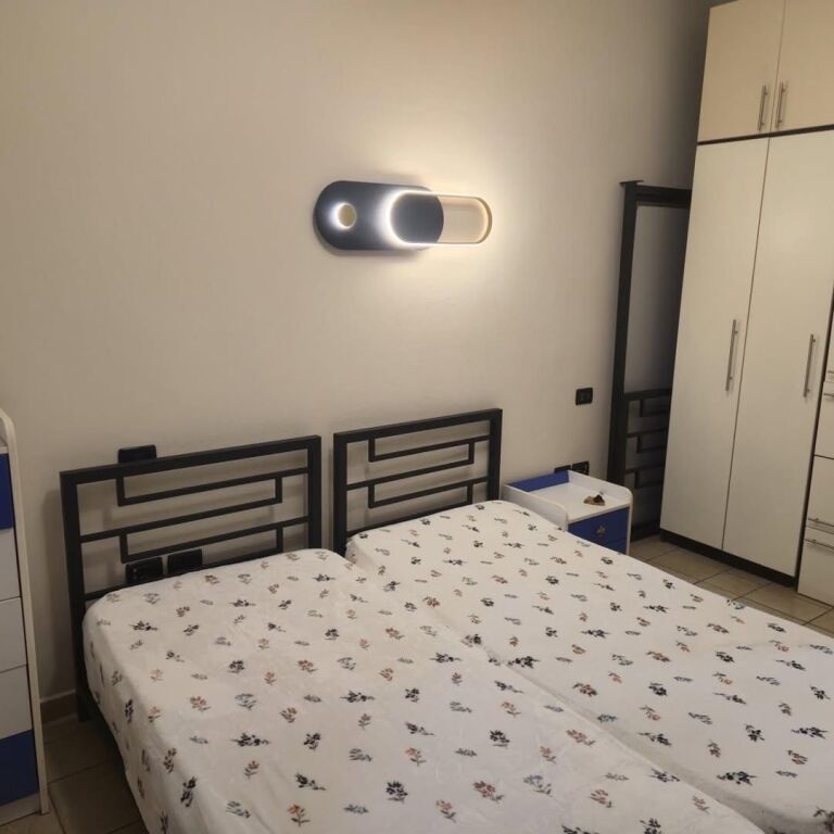 Jepet me qira 1+1 rruga e Kavajes  500 mije leke